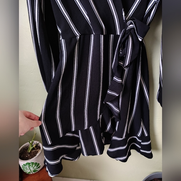 Band of Gypsies Women's Medium Black Pinstripe Faux Wrap Dress - Picture 16 of 16